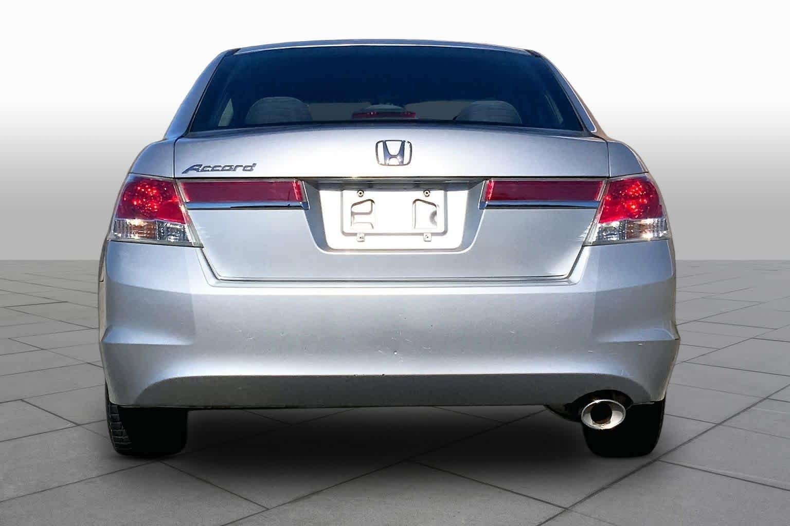 Used 2011 Alabaster Silver Metallic Honda LX-P image 4