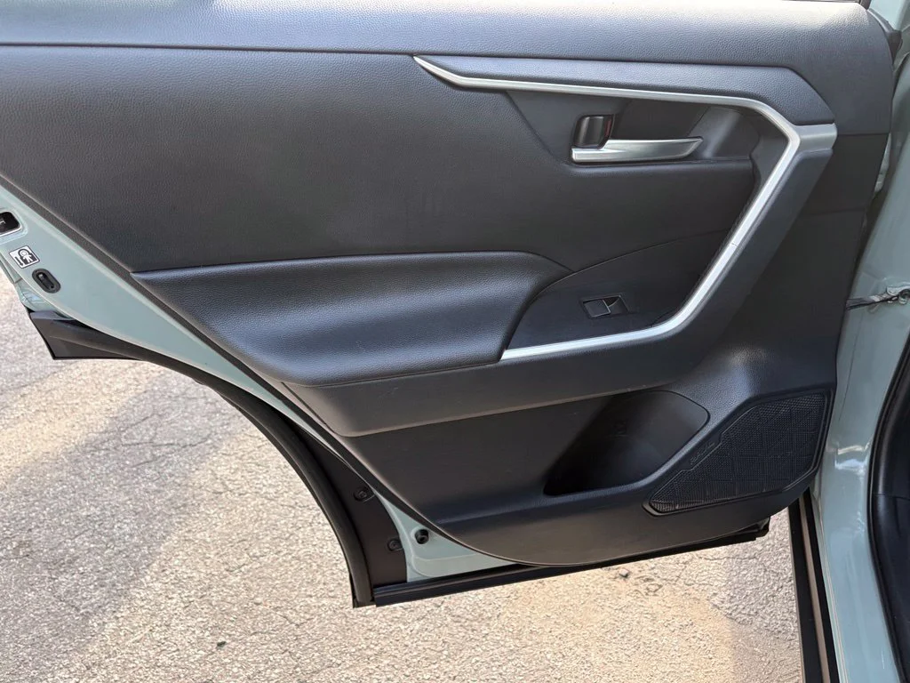 Used 2019 Lunar Toyota XLE Premium image 20