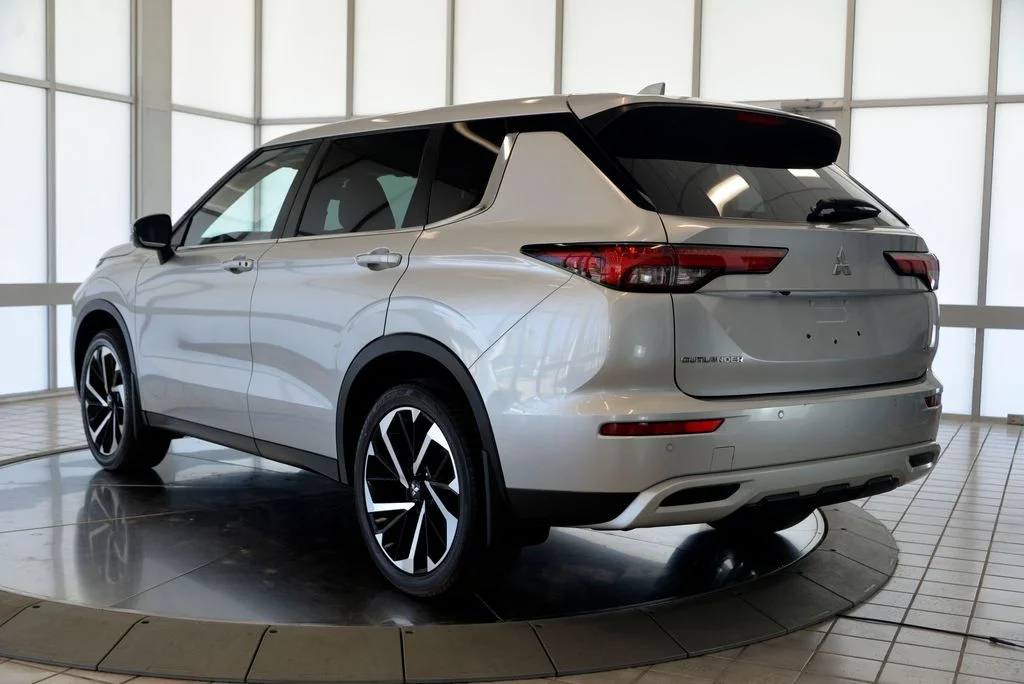 Used 2022  Mitsubishi SE image 7