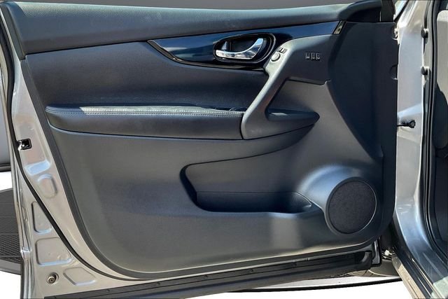 Used 2022 Gray Nissan SL image 21
