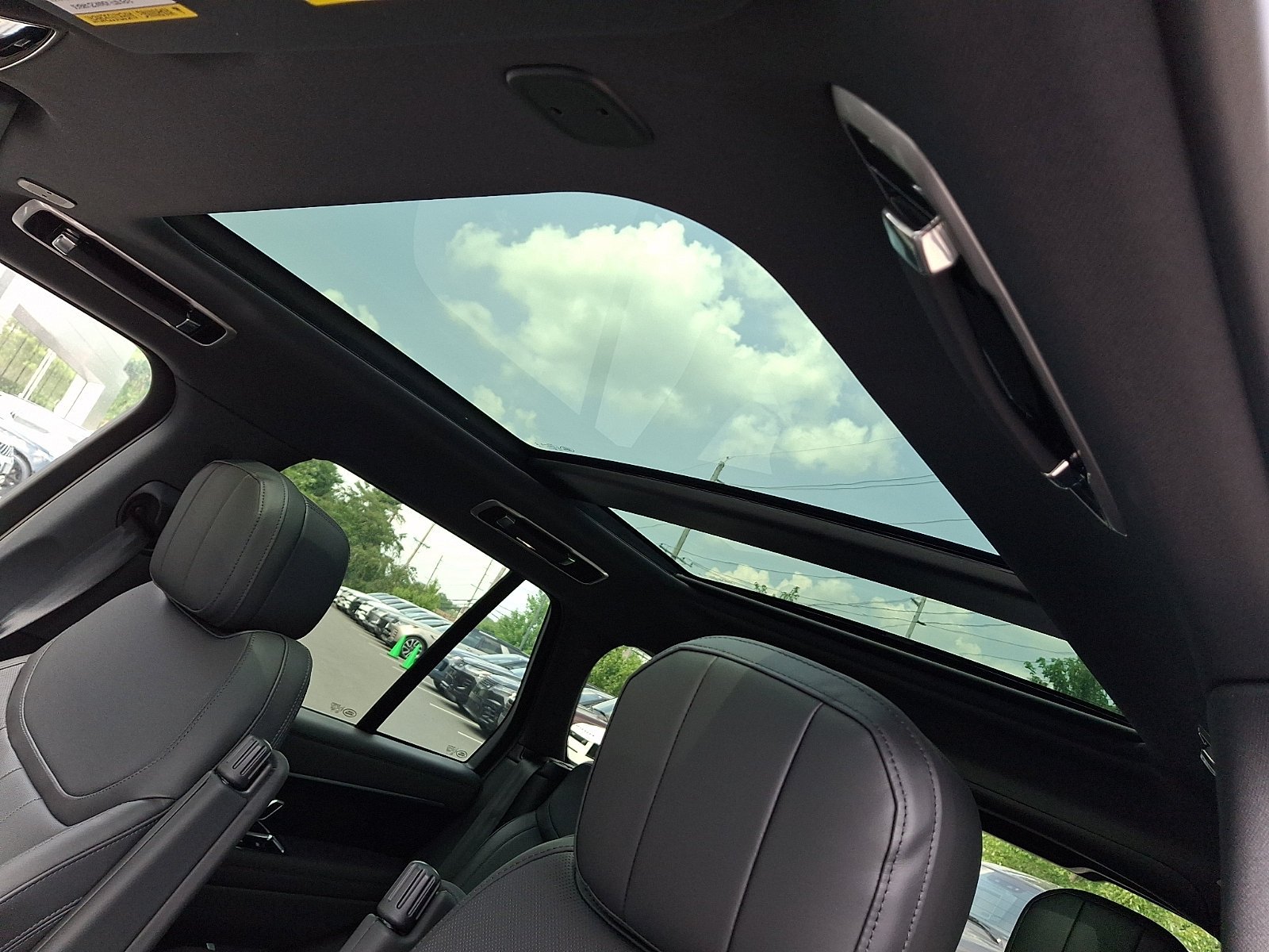 New 2026 Eiger Grey Land Rover SE image 12