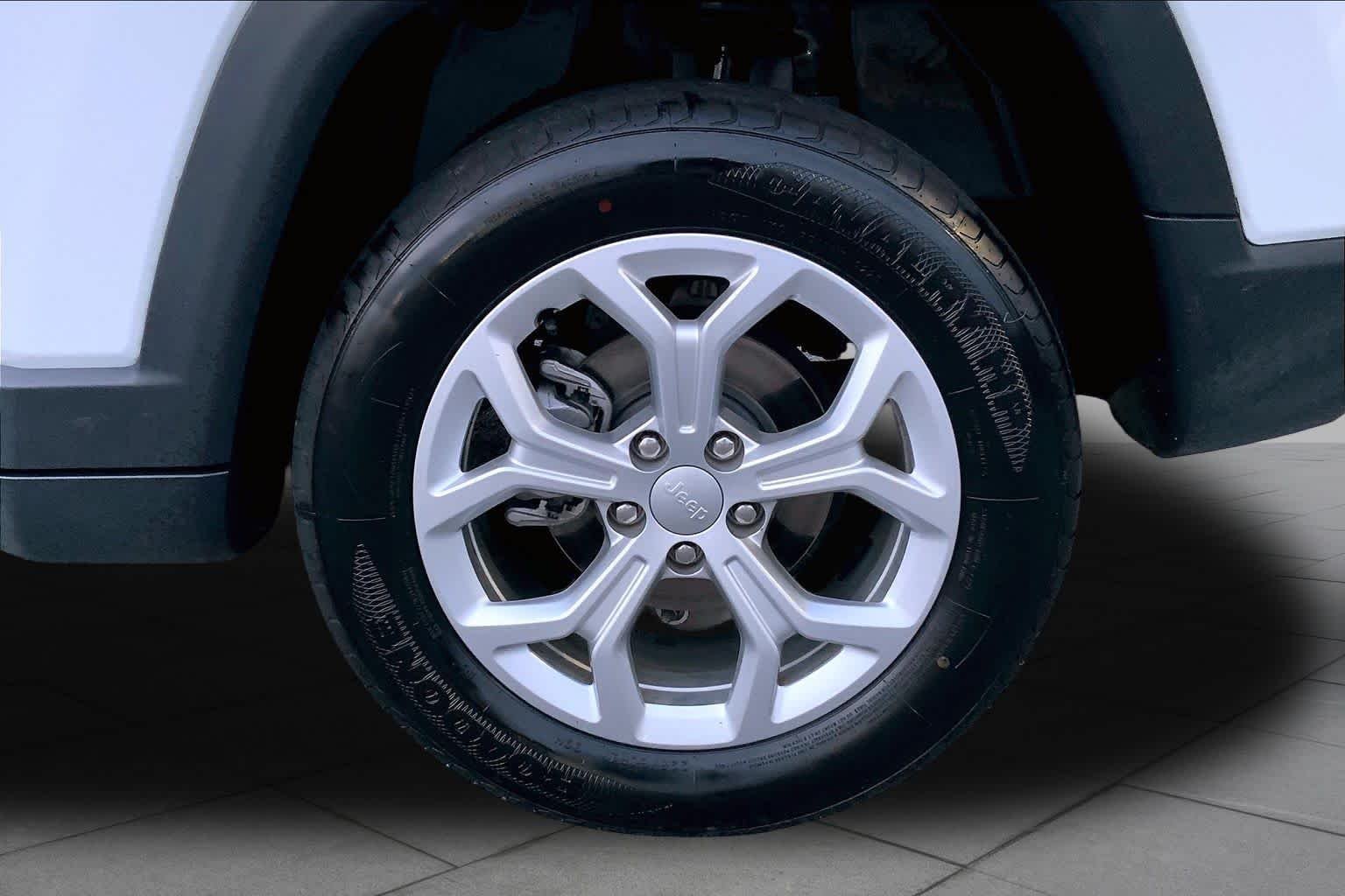 Used 2024 Bright White Clearcoat Jeep Latitude image 11