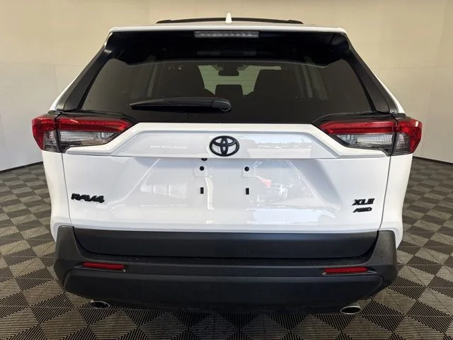 Used 2025 Ice Toyota XLE image 22
