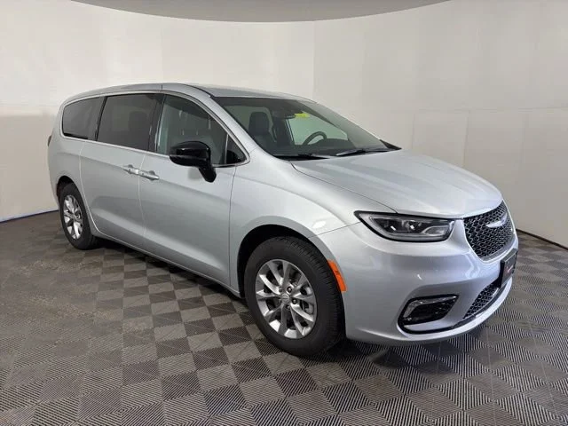 2026 Chrysler Pacifica Select AWD's photo