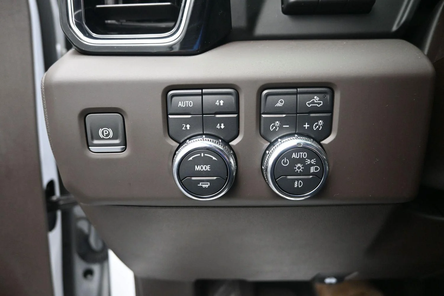 Used 2024 White Frost Tricoat GMC Denali image 26
