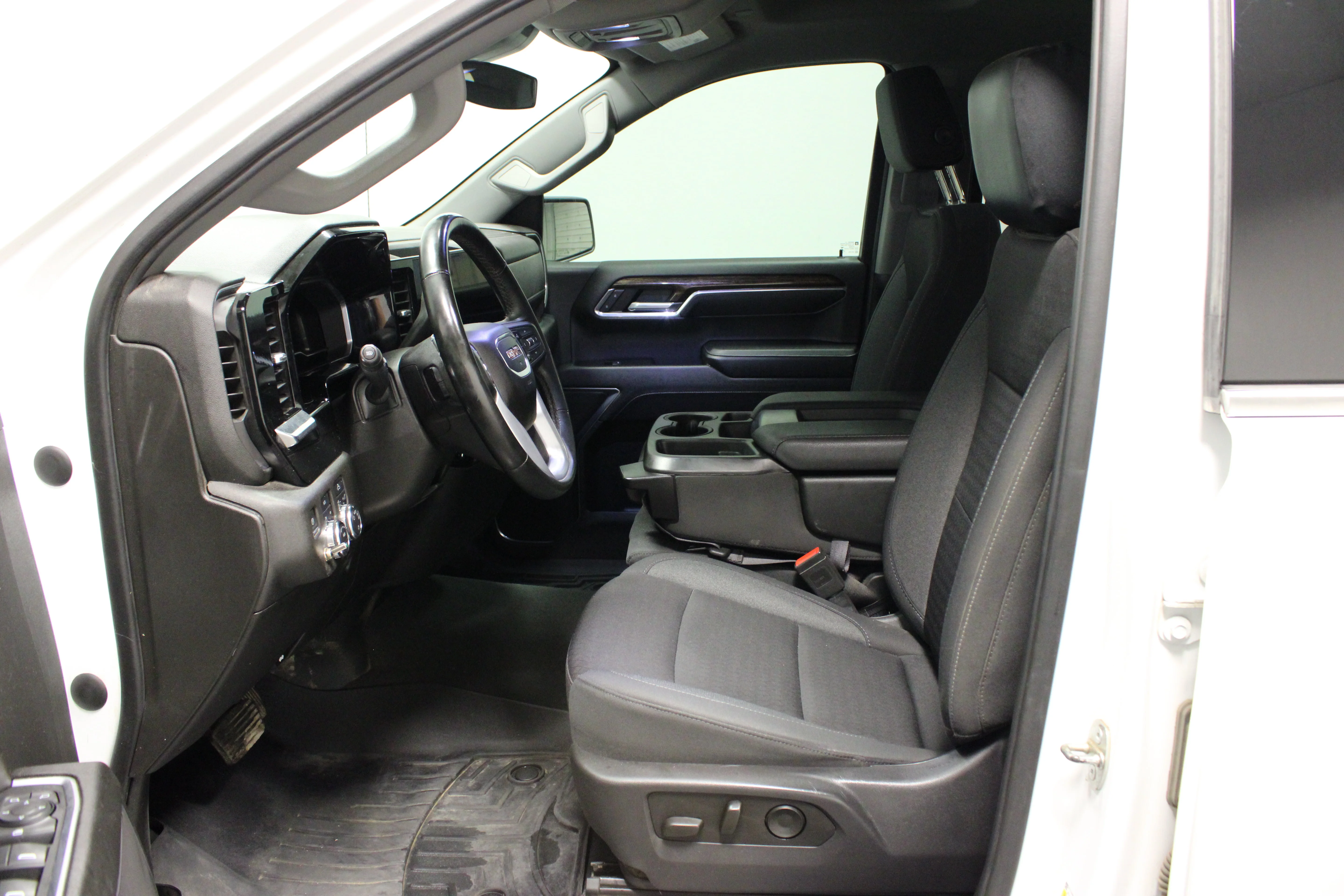 Used 2023 Summit White GMC SLE image 18