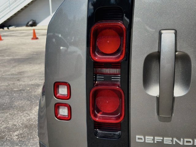 Used 2023  Land Rover SE image 10