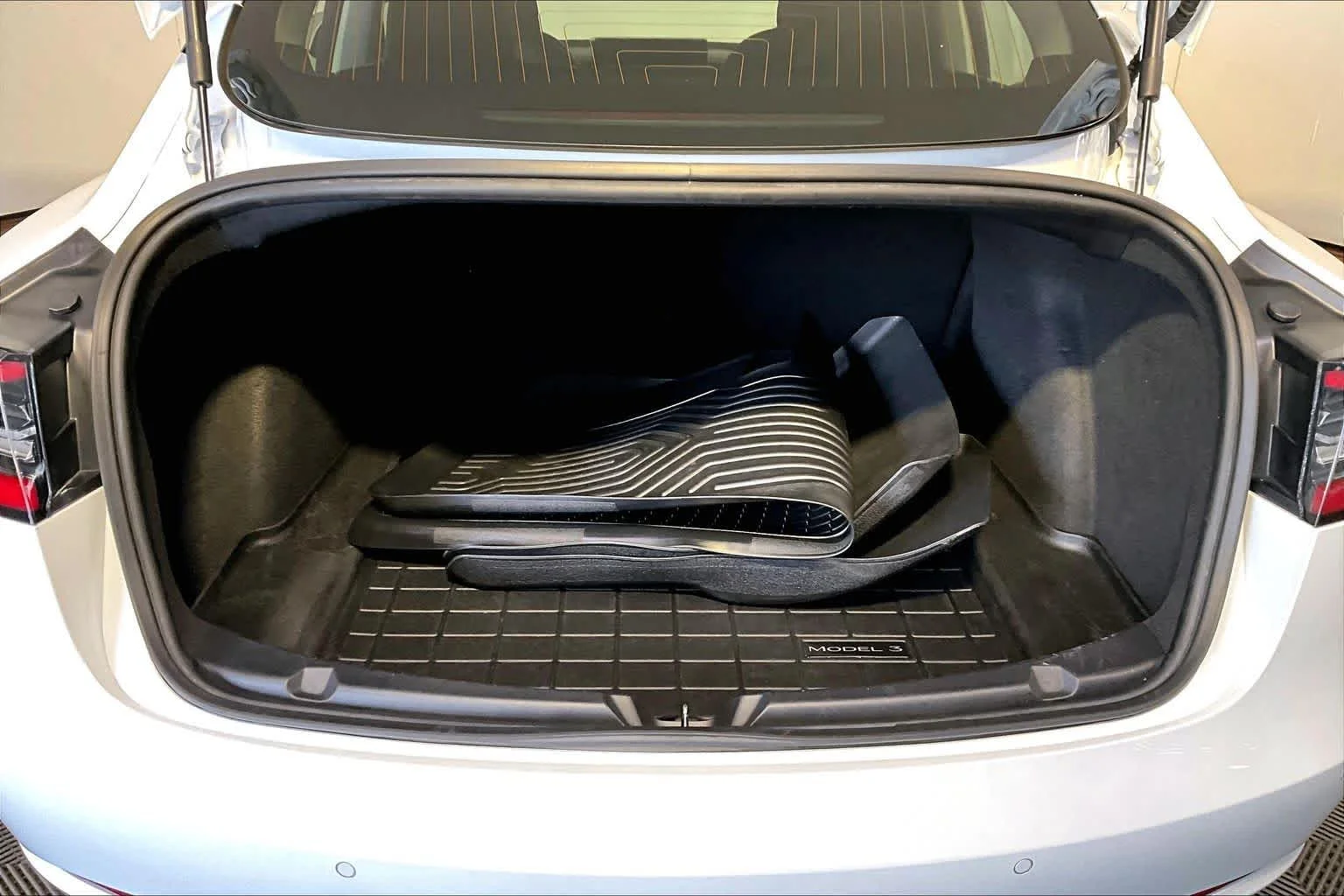 Used 2018 Pearl White Multi-Coat Tesla Long Range Battery image 33