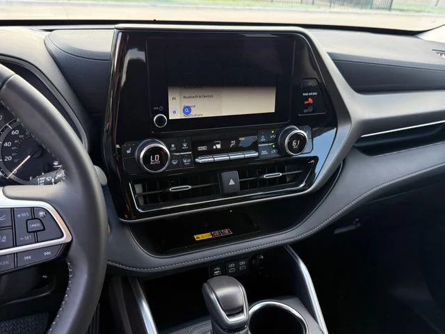 Certified Used 2025  Toyota XLE image 45