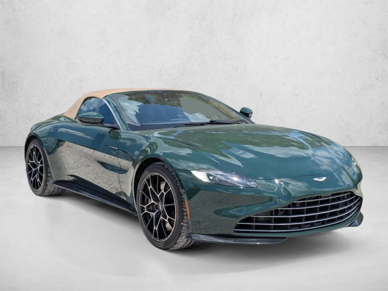 Used 2021  Aston Martin  image 3