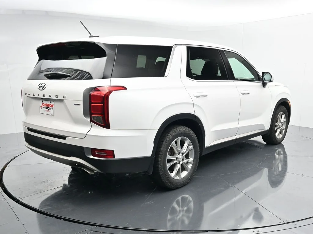 Used 2021 White Hyundai SE image 7