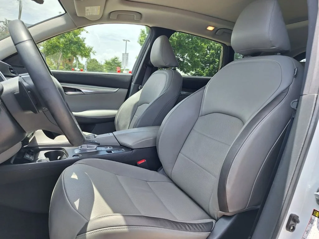 Used 2023 White INFINITI LUXE image 23
