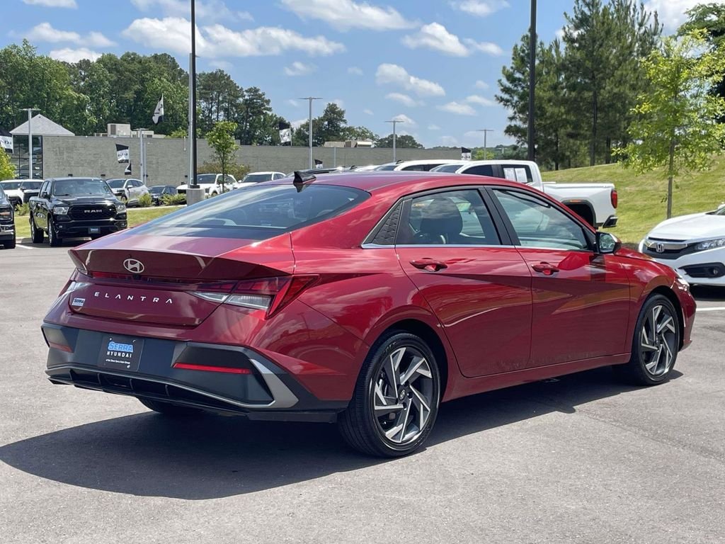 Used 2025 Red Hyundai SEL Convenience image 3