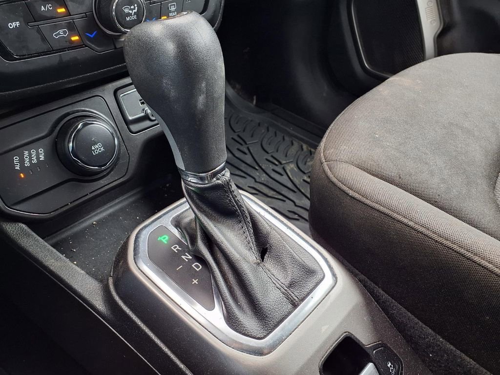 Used 2022 White Jeep Sport 4x4 image 25