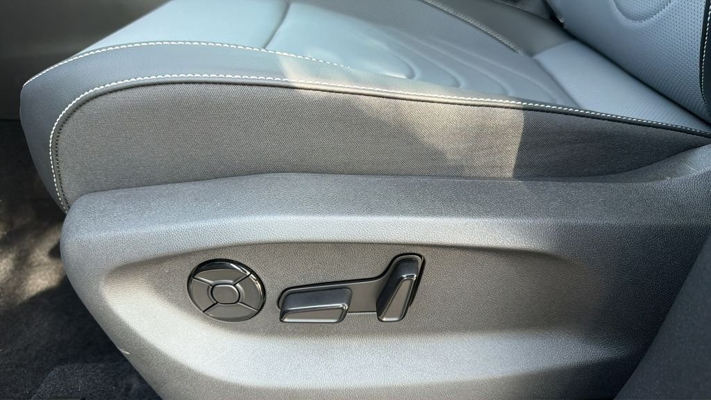 New 2026 Platinum Gray Metallic Volkswagen 2.0T SE image 17