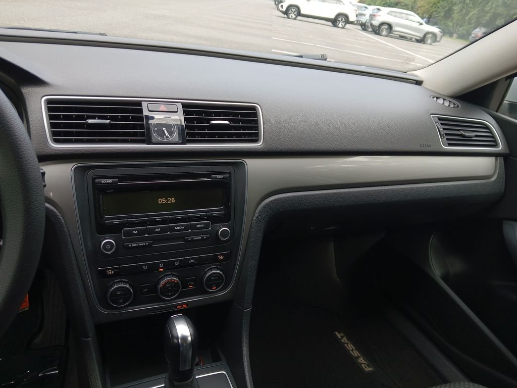 Used 2012 Silver Volkswagen 2.5 S image 17
