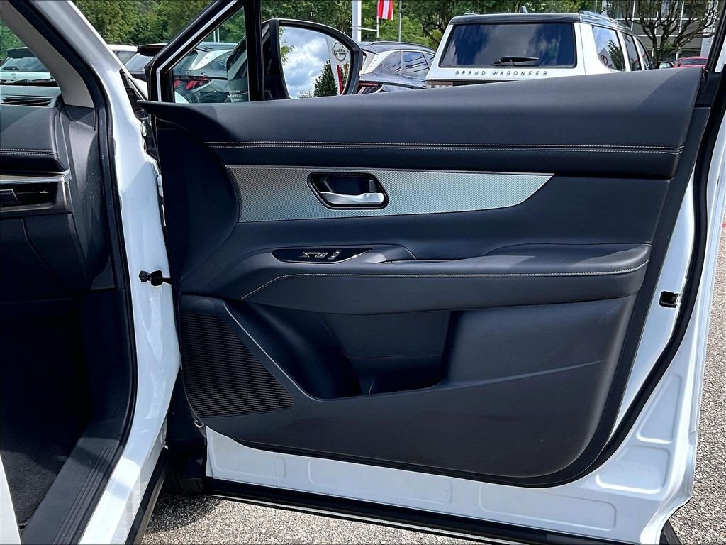 Used 2025 White Nissan SL image 12