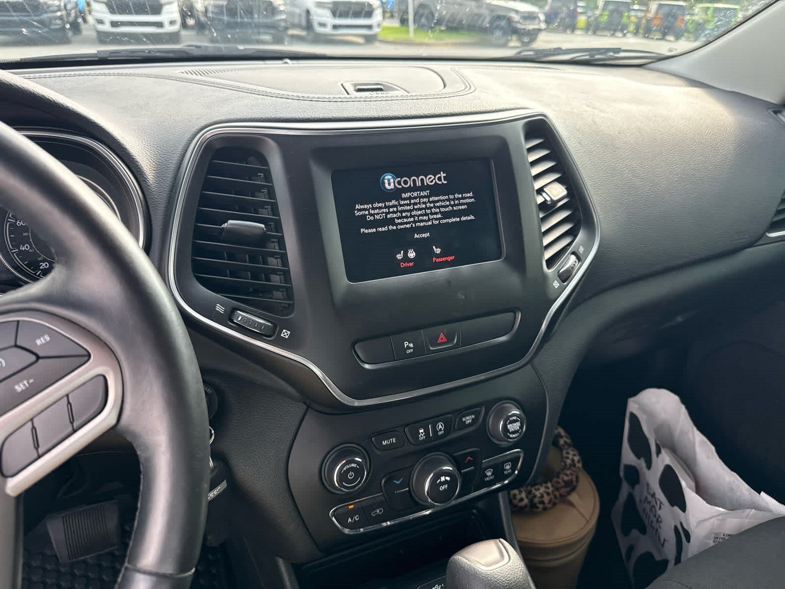 Used 2019 Billet Silver Metallic Clearcoat Jeep Latitude image 8