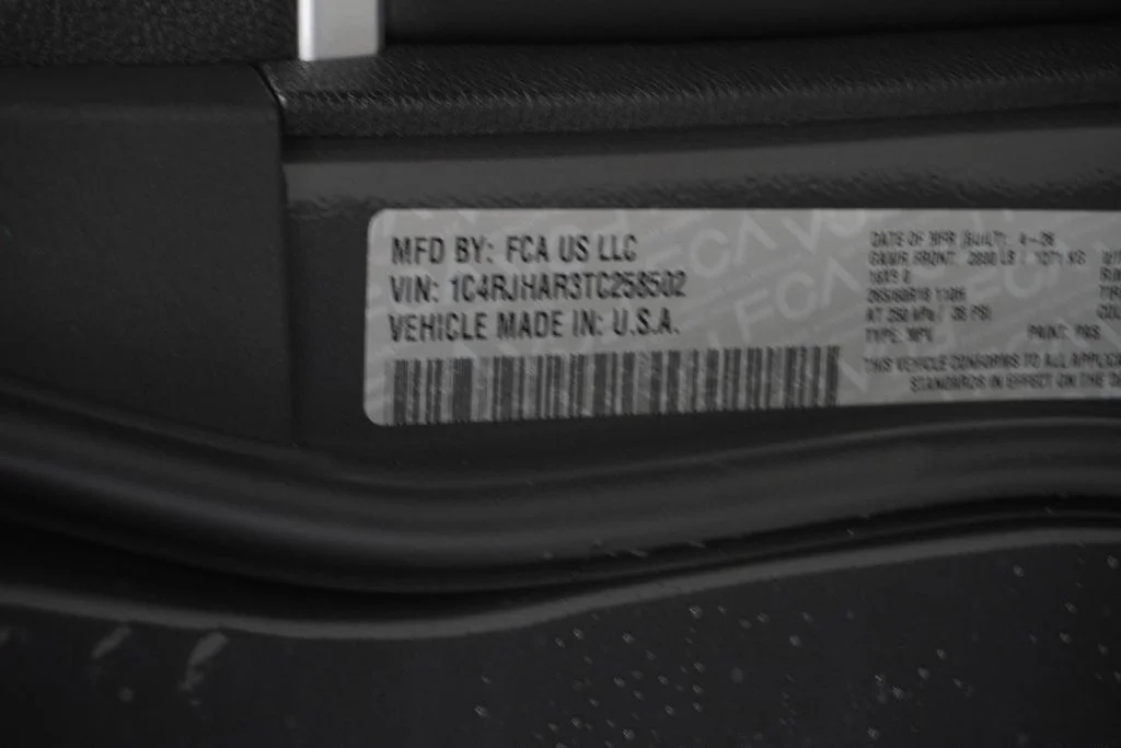 New 2026 Baltic Gray Metallic Clear-Coat Exterior Paint Jeep Altitude image 40