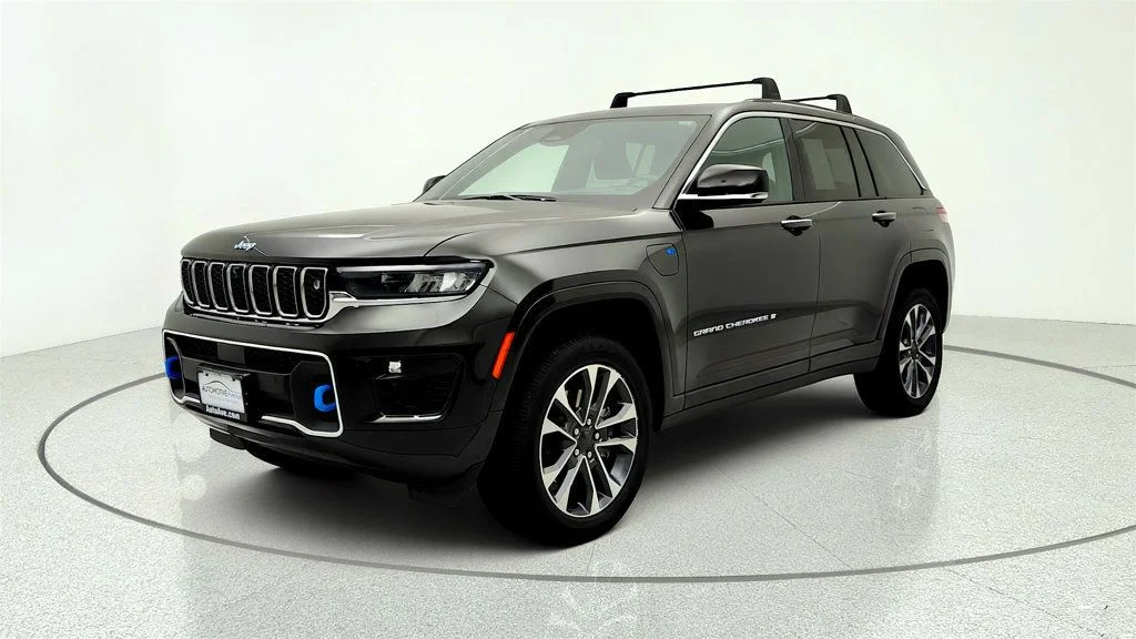 Used 2023 Rocky Mountain Pearlcoat Jeep Overland 4x4 w/ Adv ProTech III & Luxury Tech IV image 1
