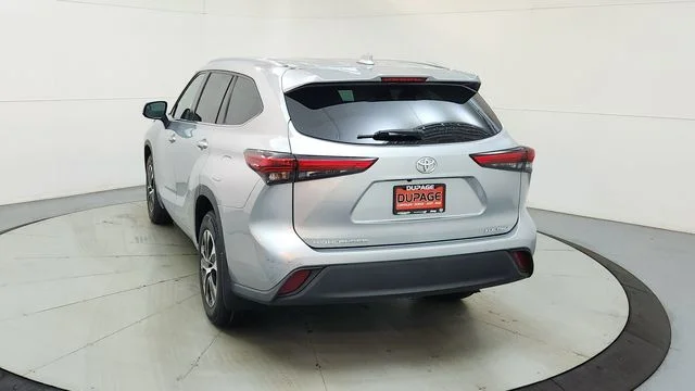 Used 2021 Silver Toyota XLE image 8