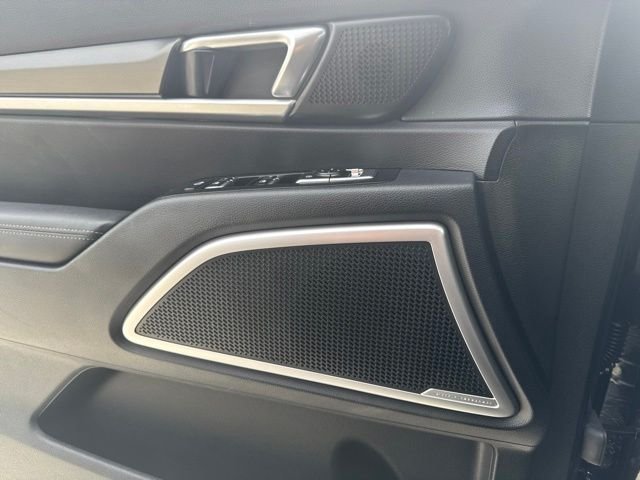 Used 2022 Black Kia S image 25