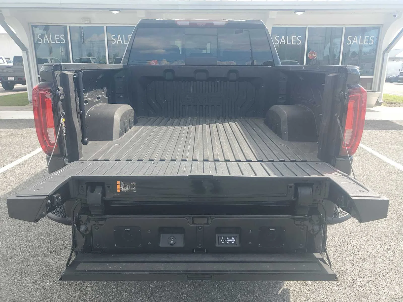 Used 2023 ONYX BLACK GMC Denali image 7