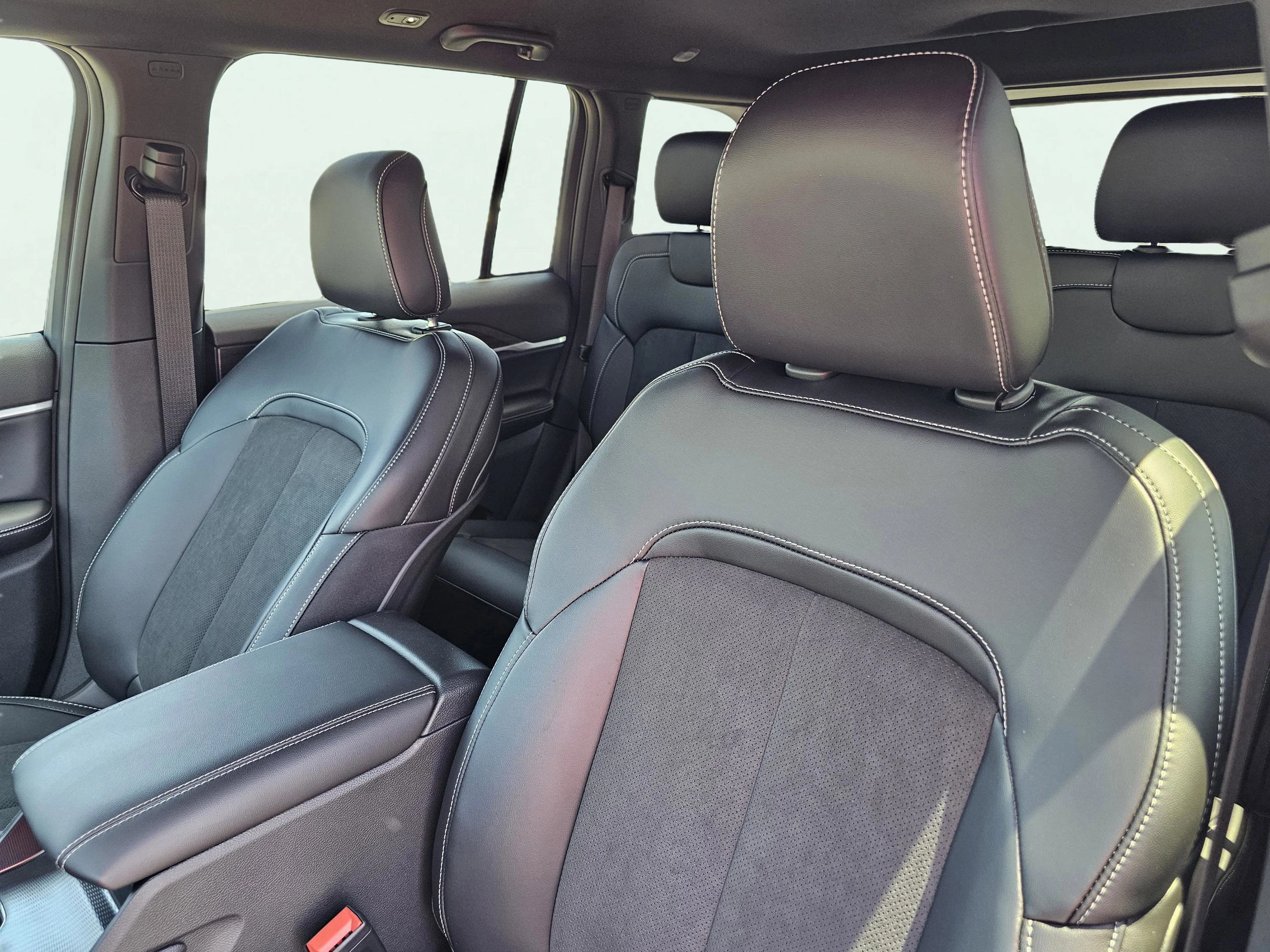 New 2026 Bright White Clearcoat Jeep Laredo Altitude image 17