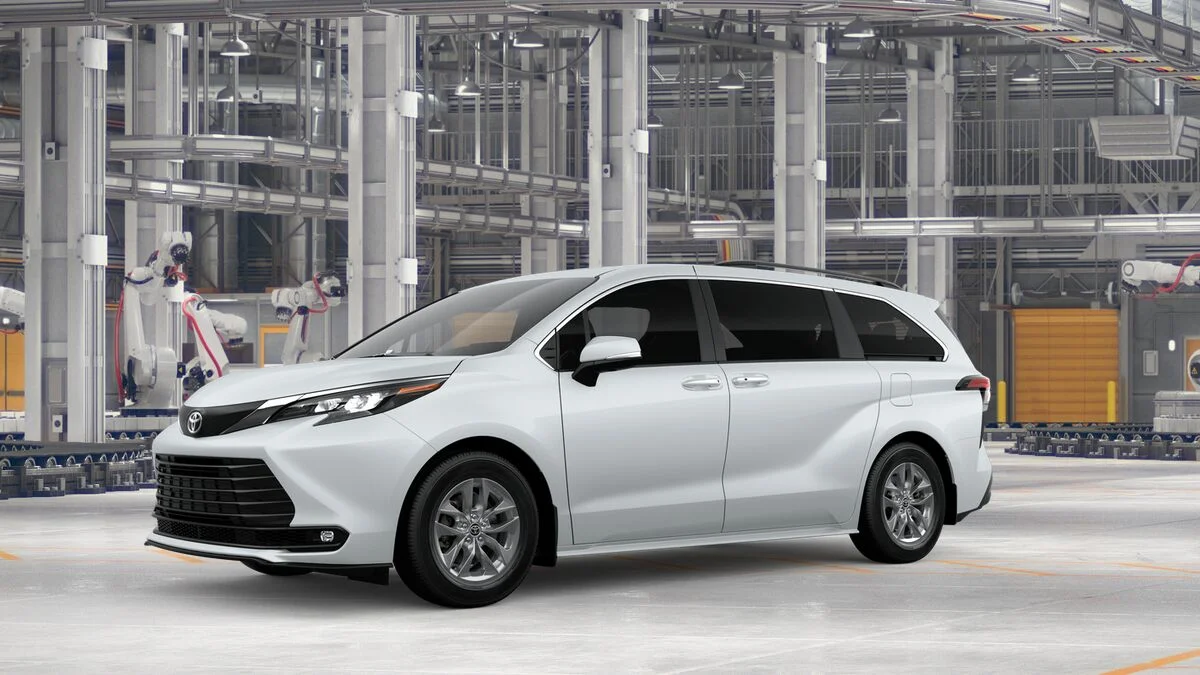New 2026 Wind Chill Pearl Toyota XLE 8 Passenger image 2