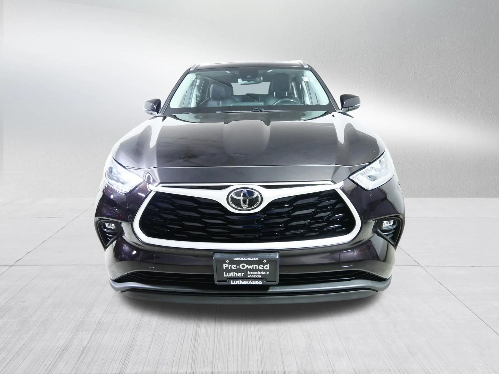 Used 2020 Opulent Amber Toyota XLE image 2