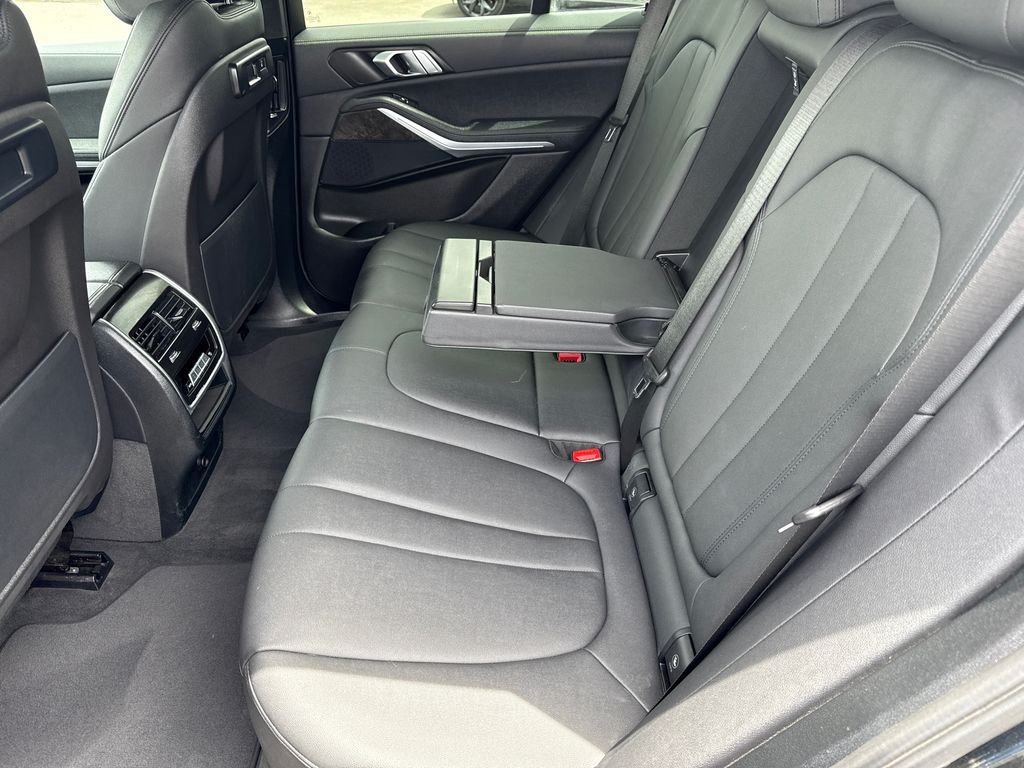 Used 2022 Black BMW sDrive40i image 18