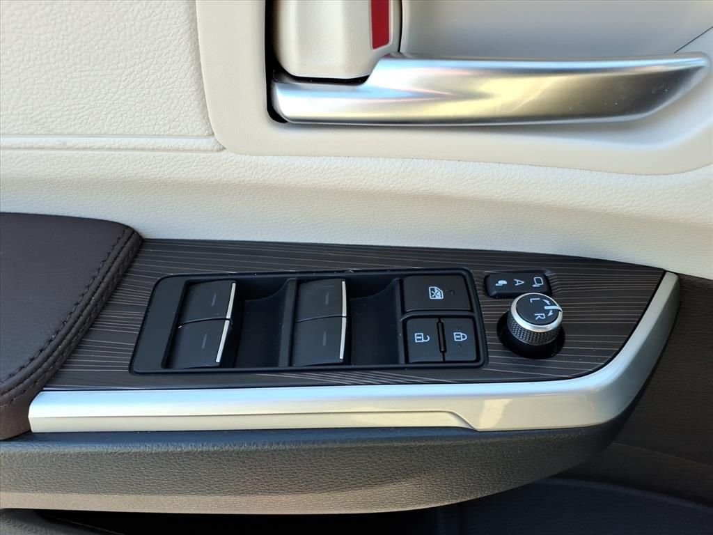 Used 2024  Toyota Platinum image 20