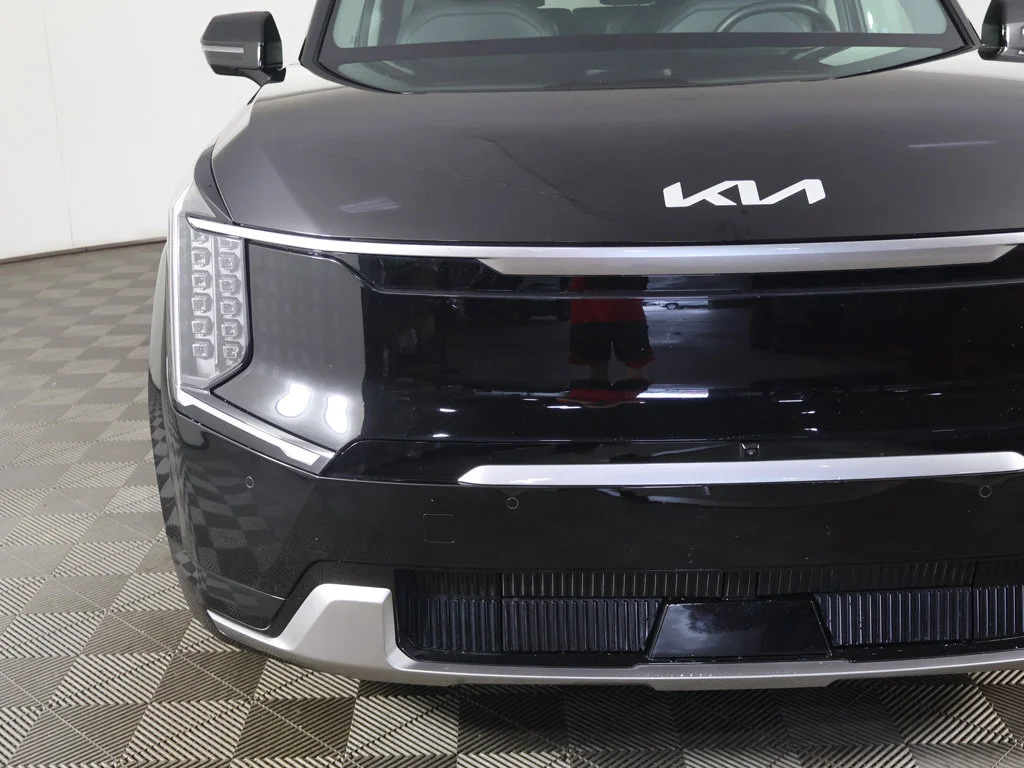 Used 2024 Black Kia Land image 17