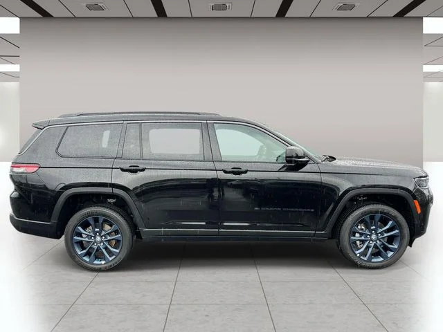 New 2026 Diamond Black Crystal Pearl-Coat Exterior Paint Jeep Limited image 2