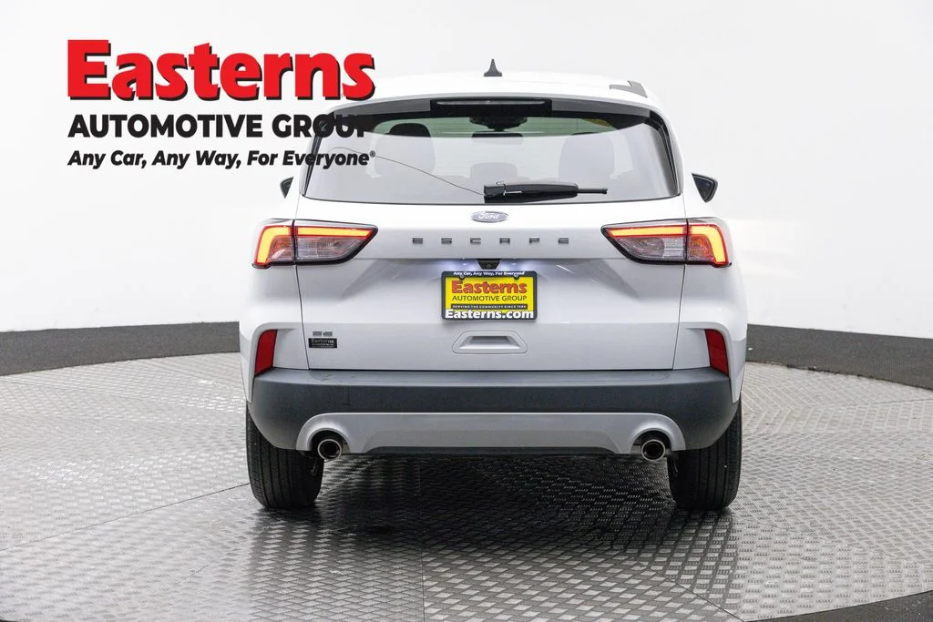Used 2022 White Ford SE image 6