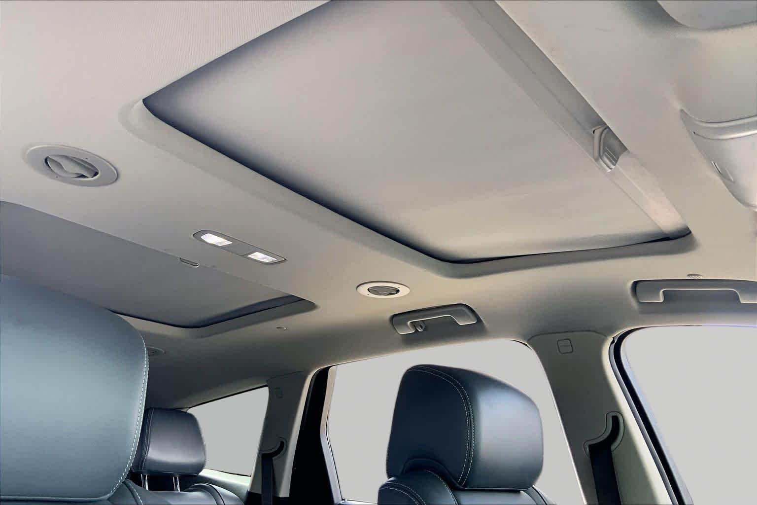 Used 2018 White Frost Tricoat Buick Premium image 14