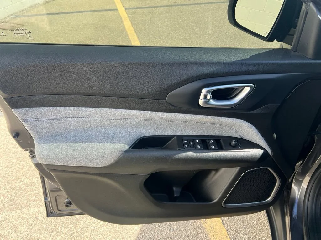Used 2022  Jeep Latitude image 10