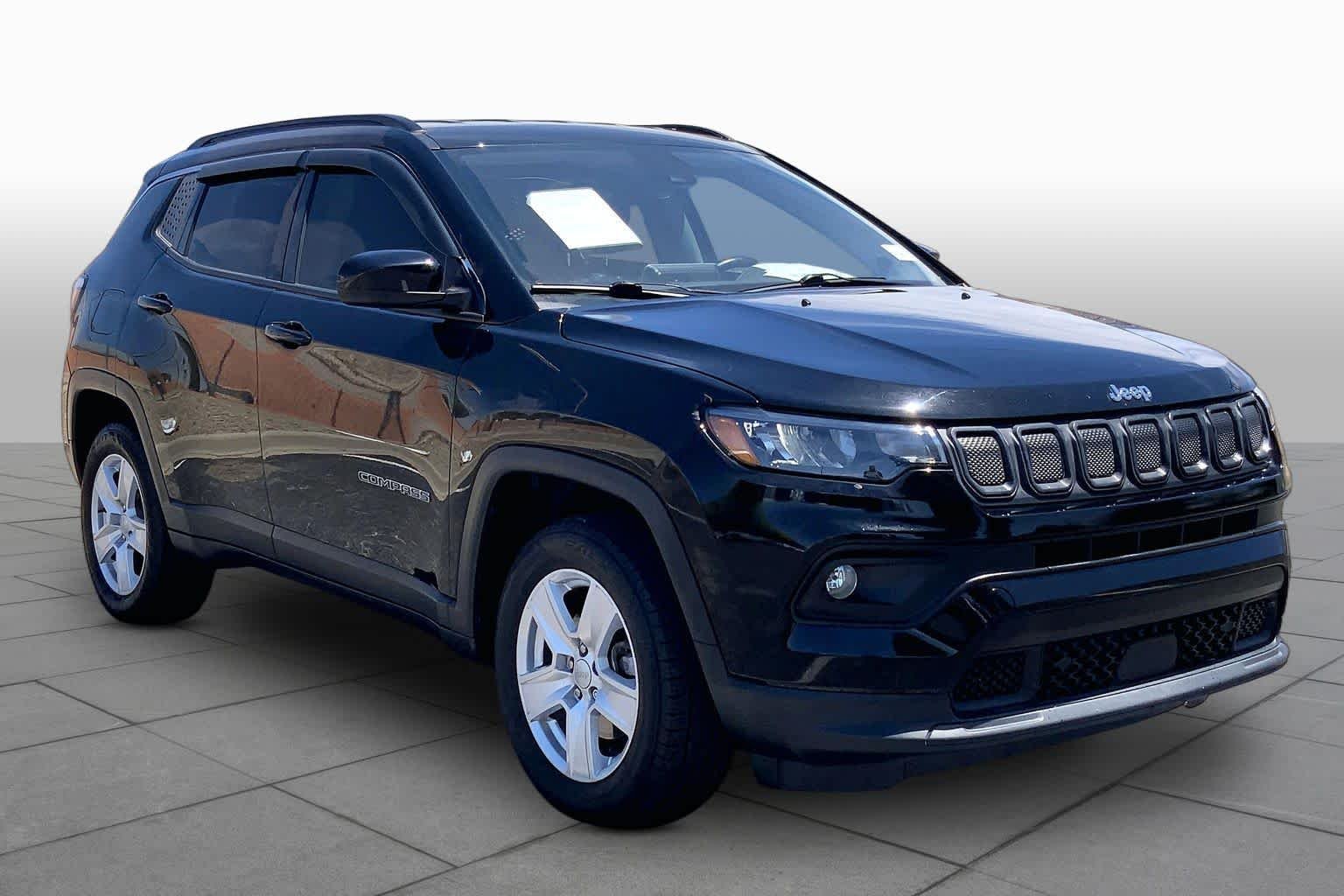 Used 2022 Diamond Black Crystal Pearlcoat Jeep Latitude image 3