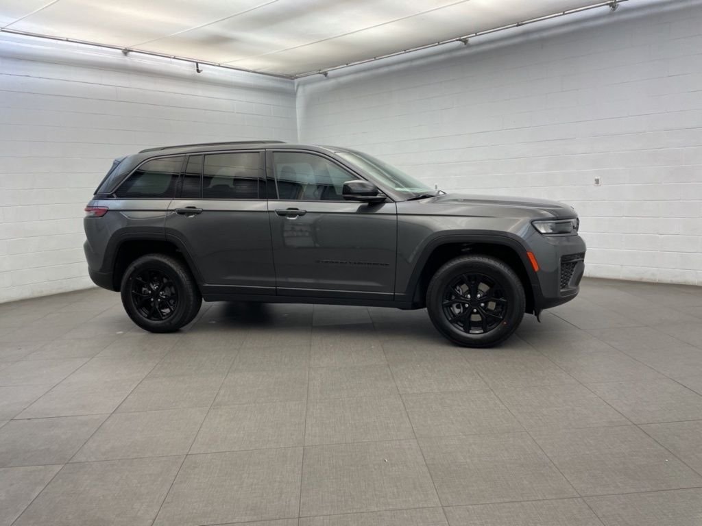 New 2026 Baltic Gray Metallic Clear-Coat Exterior Paint Jeep Altitude image 2