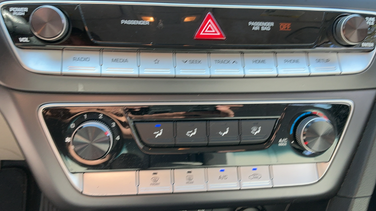 Used 2018 Silver Hyundai SE image 16