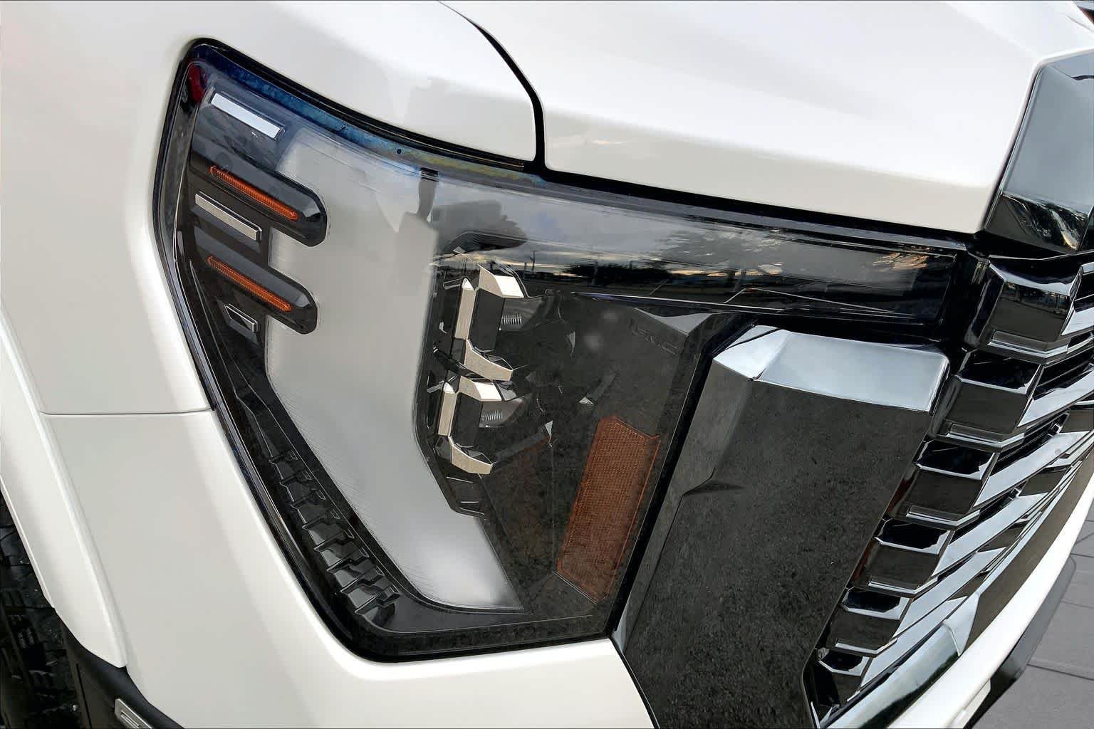 Used 2024 White Frost Tricoat GMC Denali Ultimate image 28