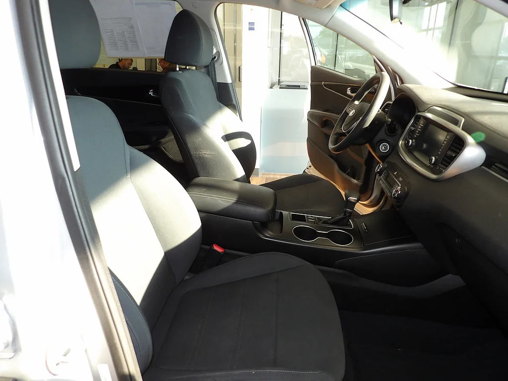 Used 2019 Sparkling Silver Kia LX V6 image 14