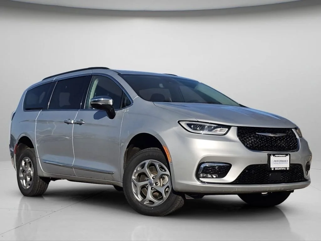 Used 2023 Silver Mist Clearcoat Chrysler Limited image 2