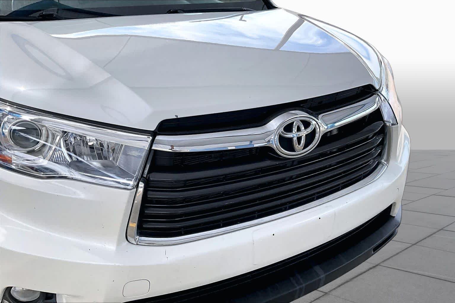 Used 2016 Blizzard Pearl Toyota Limited image 29