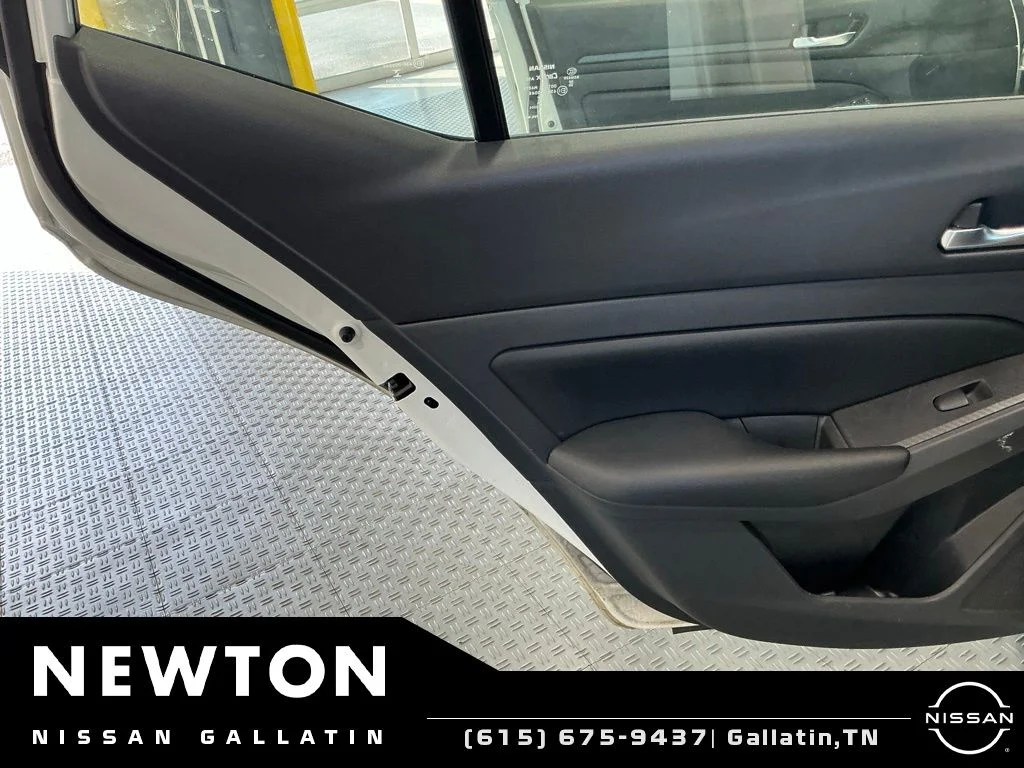 Used 2022 White Nissan 2.5 S image 17