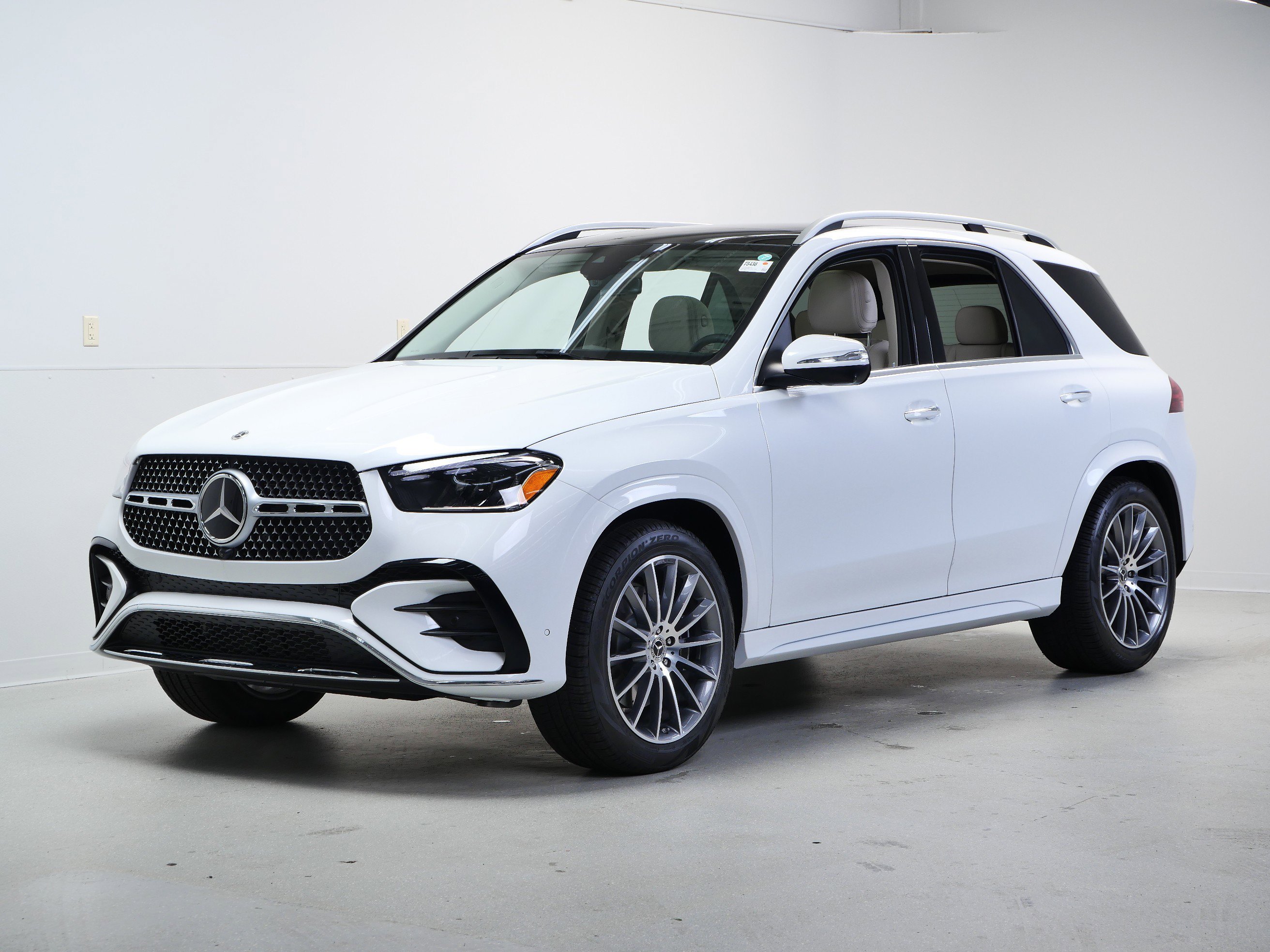 New 2026 MANUFAKTUR Moonlight White Metallic Mercedes-Benz GLE 450 image 4