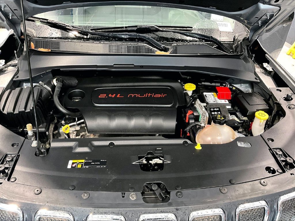 Used 2022 Silver Jeep Latitude image 29