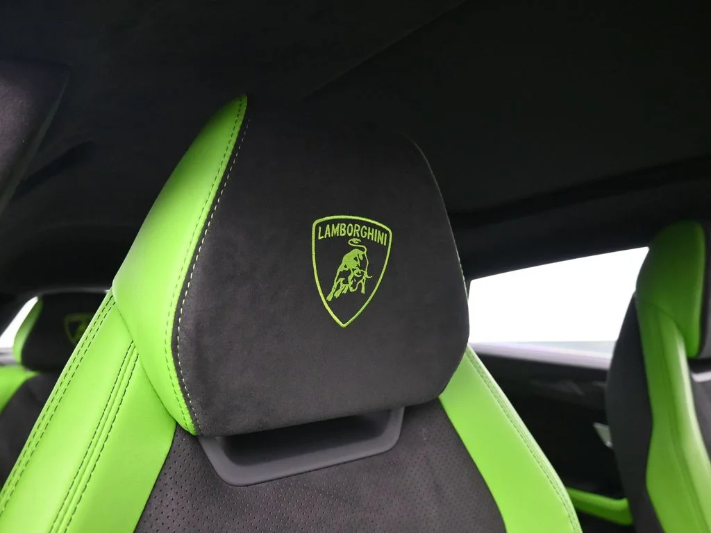 Used 2022 Green Lamborghini  image 18