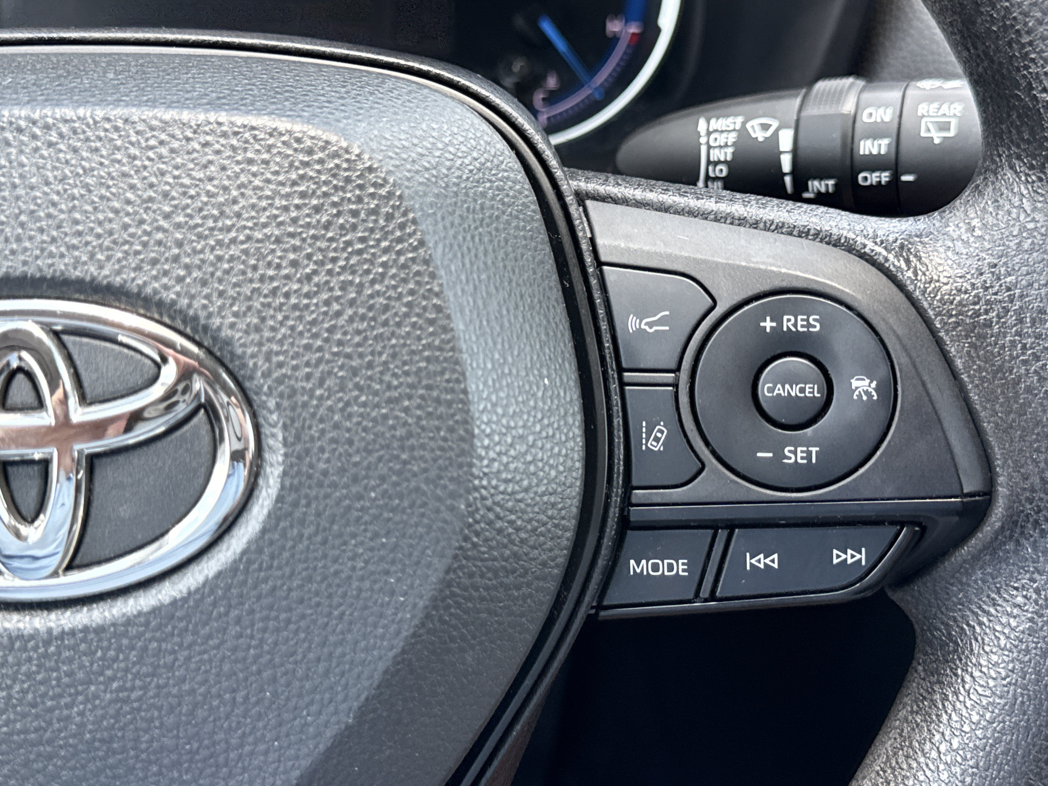 2023 Toyota RAV4 XLE - Photo 22