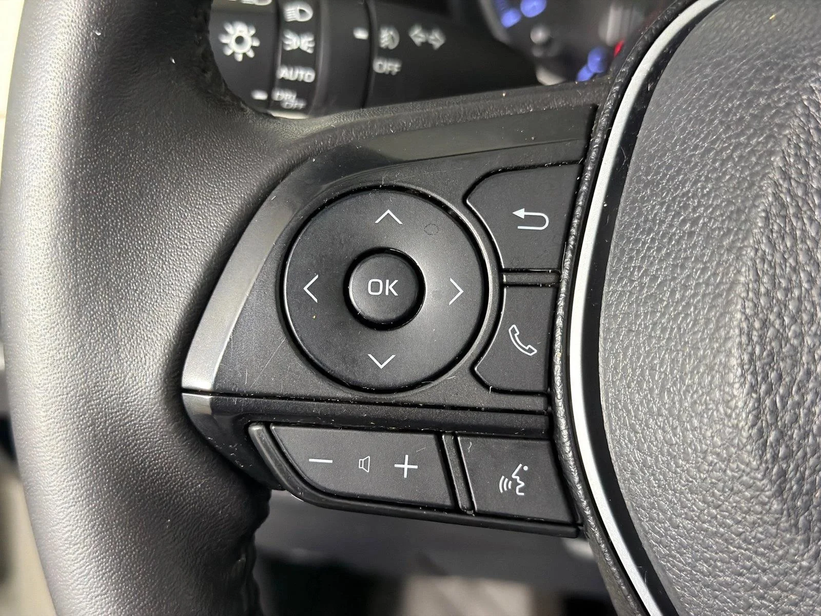 Used 2020 White Toyota XLE Premium image 26